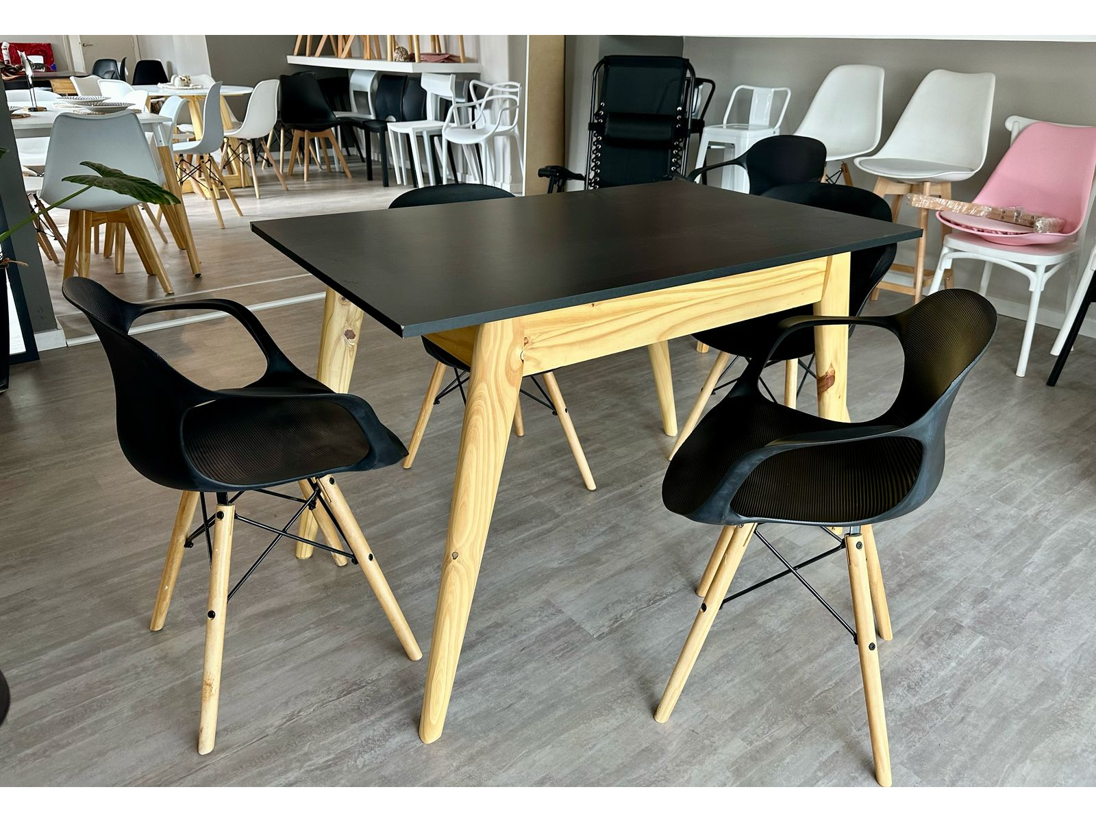 MESA ESCANDINAVA 1.20 Y 4 SILLONES EAMES