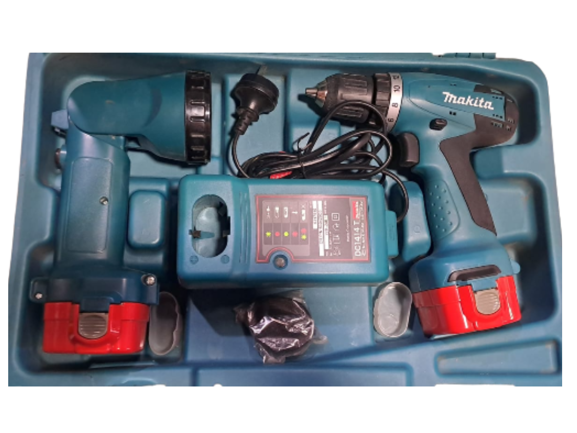 kit taladro atornillador, linterna y cagador marca makita