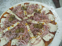 PIZZA CASERA DE JAMON, QUESO Y MOZZA (HORNEADA)