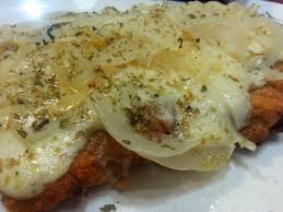 MILANESA CON SALSA DE QUESOS MÁS CEBOLLITA CARAMELIZADA PARA COMPARTIR