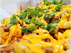 Papas fritas con queso cheddar más verdeo xxl