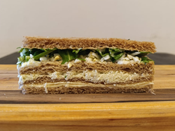 Pollo y palta (pan negro) cuádruple