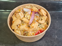 Fideos de arroz con saltado de verduras