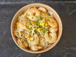 Fideos de arroz con salsa blanca