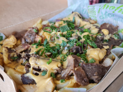 Papas Cheddar & Full Meat (churrasco, pollo, tocino, cheddar, cebollín)
