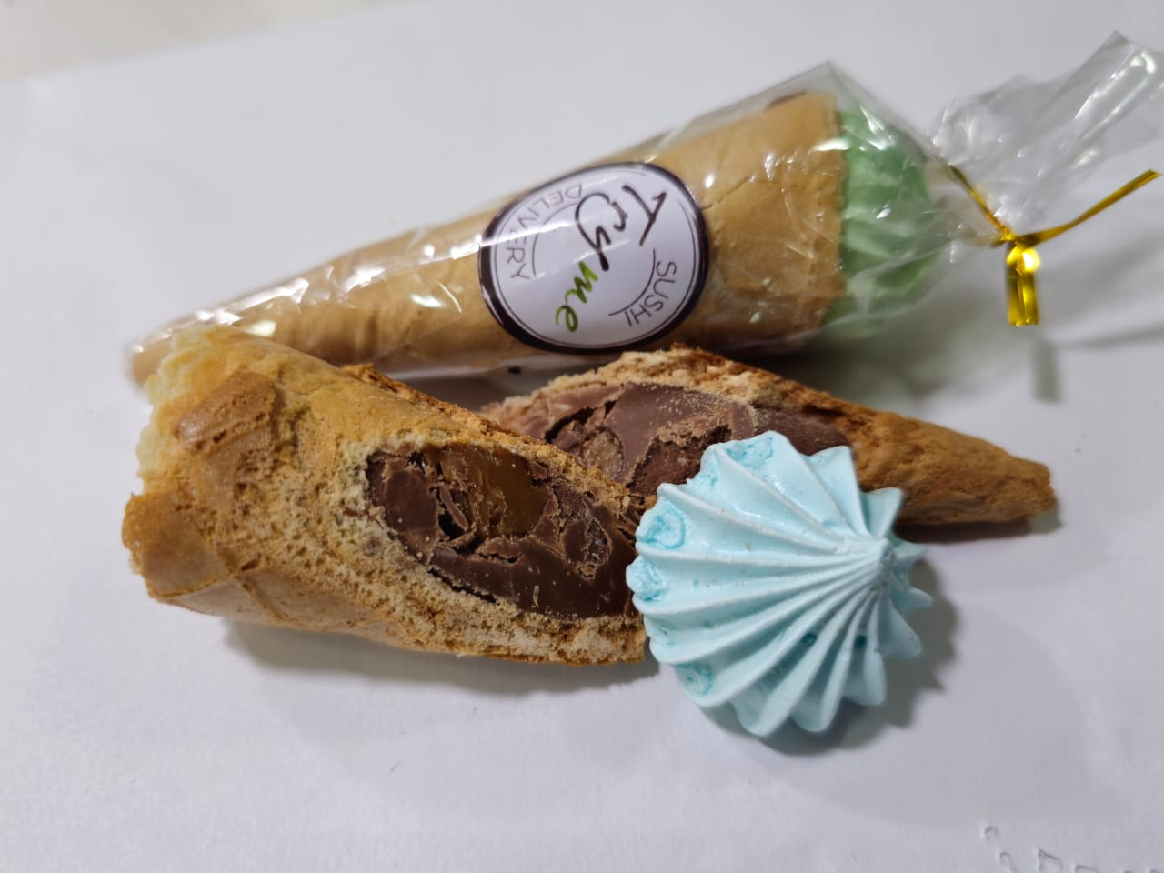 Cono de barquillo relleno con manjar y chocolate