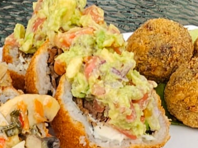 12 SUSHI ESPECIALES CON TOPPING DE GUACAMOLE TOP