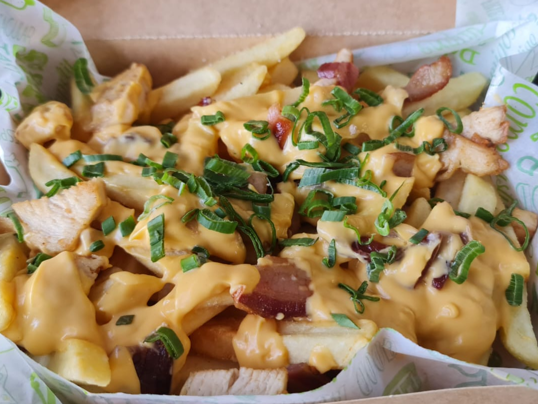Papas Cheddar & Extra Meat (churrasco o  pollo, tocino, cheddar, cebollín)