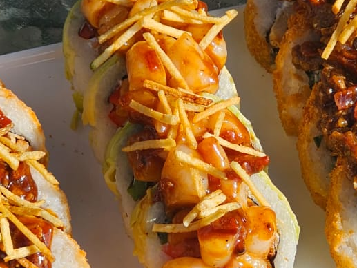 12 SUSHI ESPECIALES CON TOPPING DE CAMARÓN BACON & BARBECUE