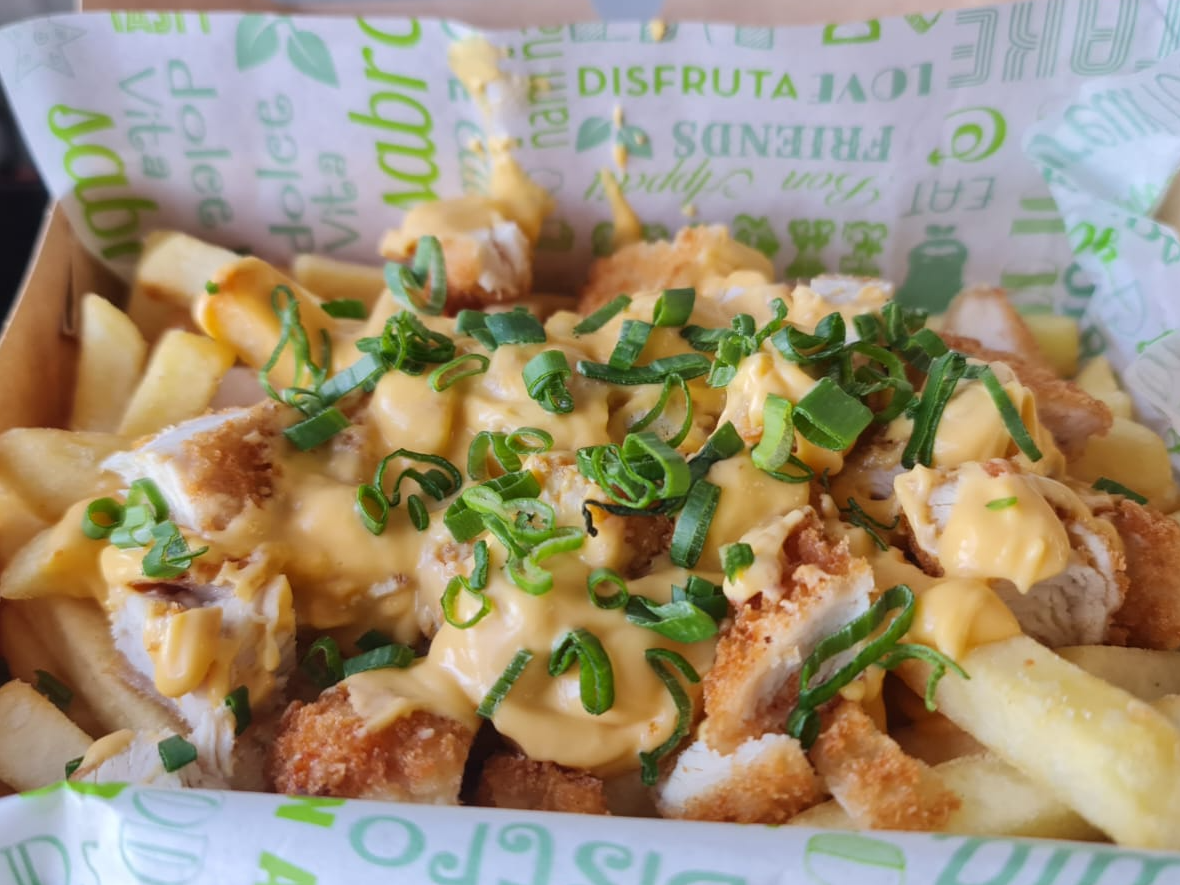 Papas Cheddar & Crispy Chicken (pollo apanado, cheddar, cebollín)
