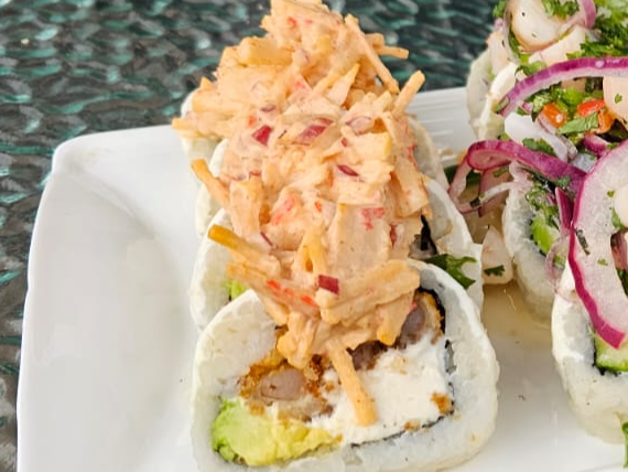 12 SUSHI CON TOPPING DE KANIKAMA SALAD