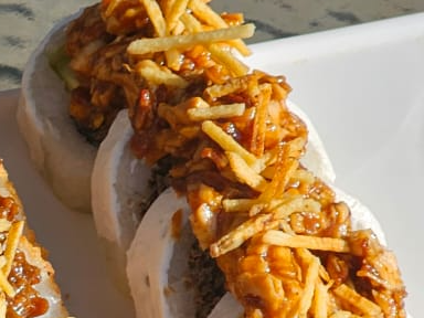12 SUSHI ESPECIALES CON TOPPING DE POLLO BACON & BARBECUE