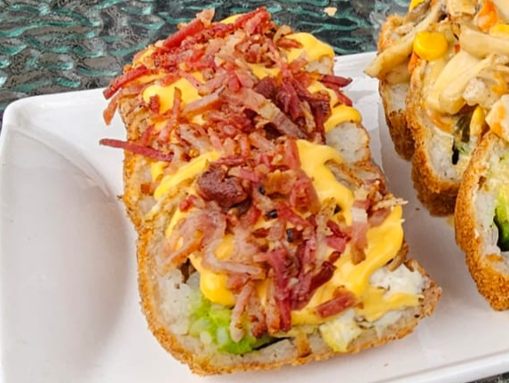 12 SUSHI ESPECIALES CON TOPPING DE CHEDDAR & BACON