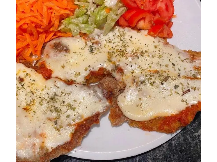 Milanesa de carne napolitana con acompañamiento