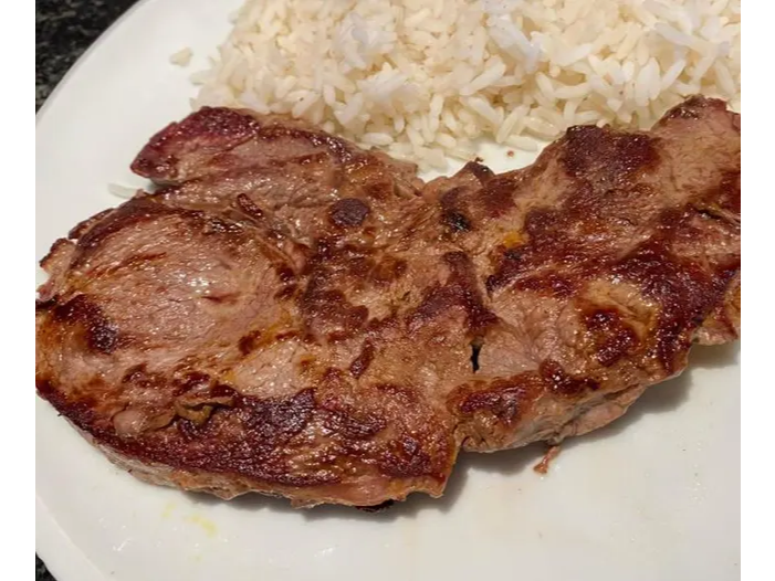 Bife de carne con acompañamiento