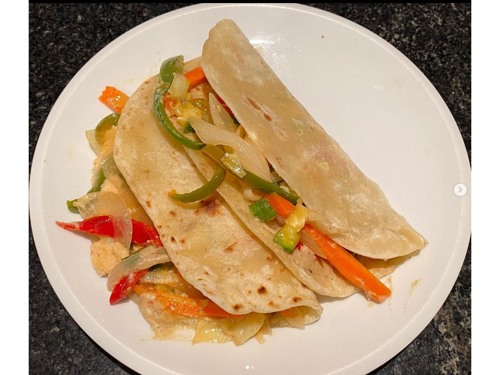 Menu Vegetariano. Fajitas vegetarianas rellenas de verduras con hummus de berenjena y hummus de garbanzos