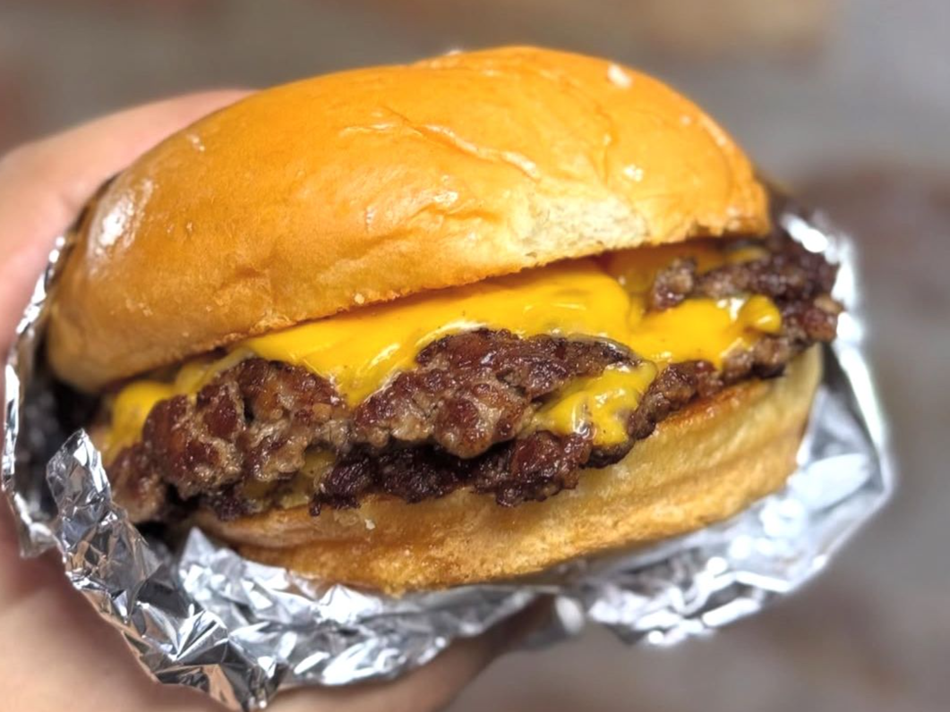 CHEESEBURGES + PAPAS FRITAS - Simple