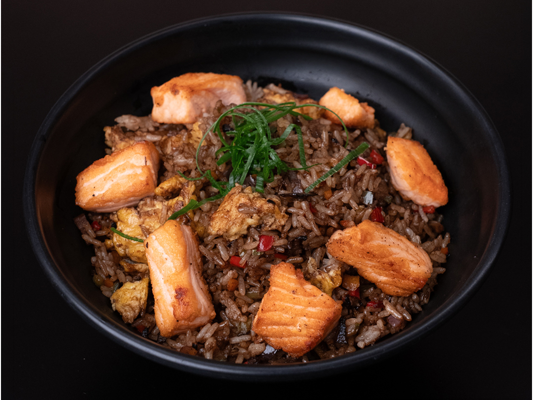 Yakimeshi con salmón
