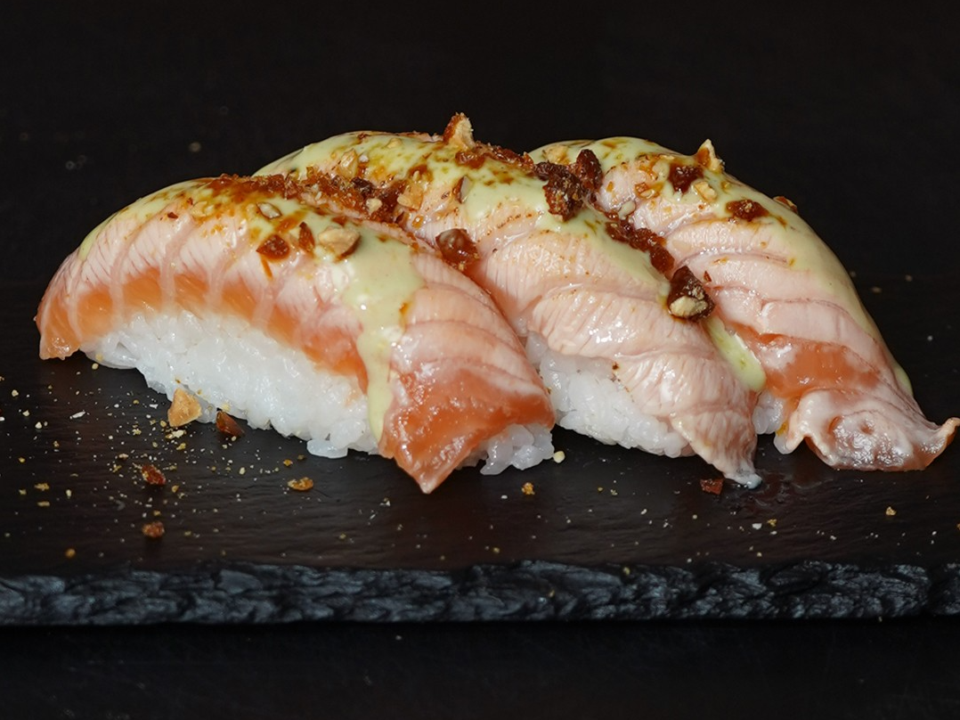 Nigiri de salmón flambeado (x5 unidades)