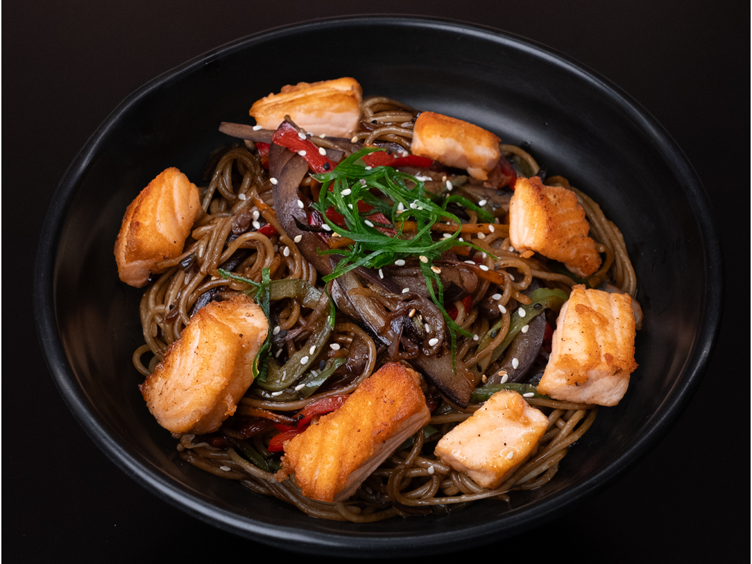 Yakisoba con salmón