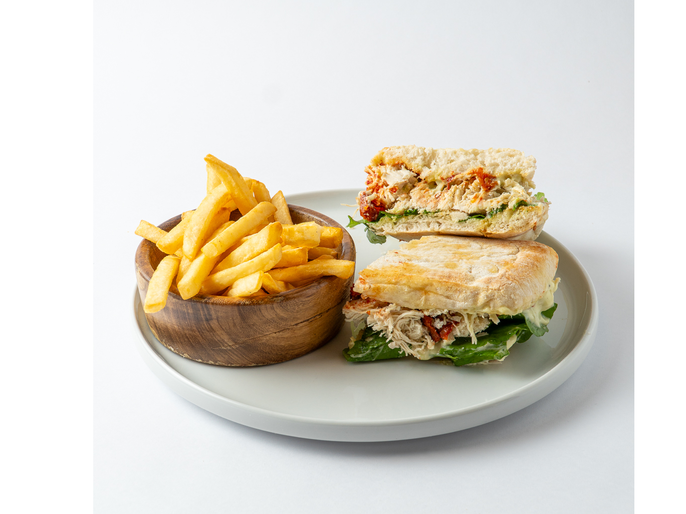 Ciabatta de pan blanco con pollo, rucula y mayo de palta