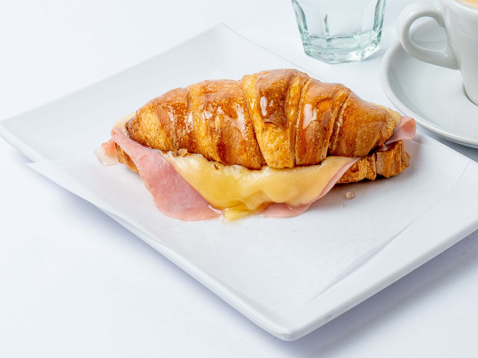 Croissant relleno con mucho Jamón y queso
