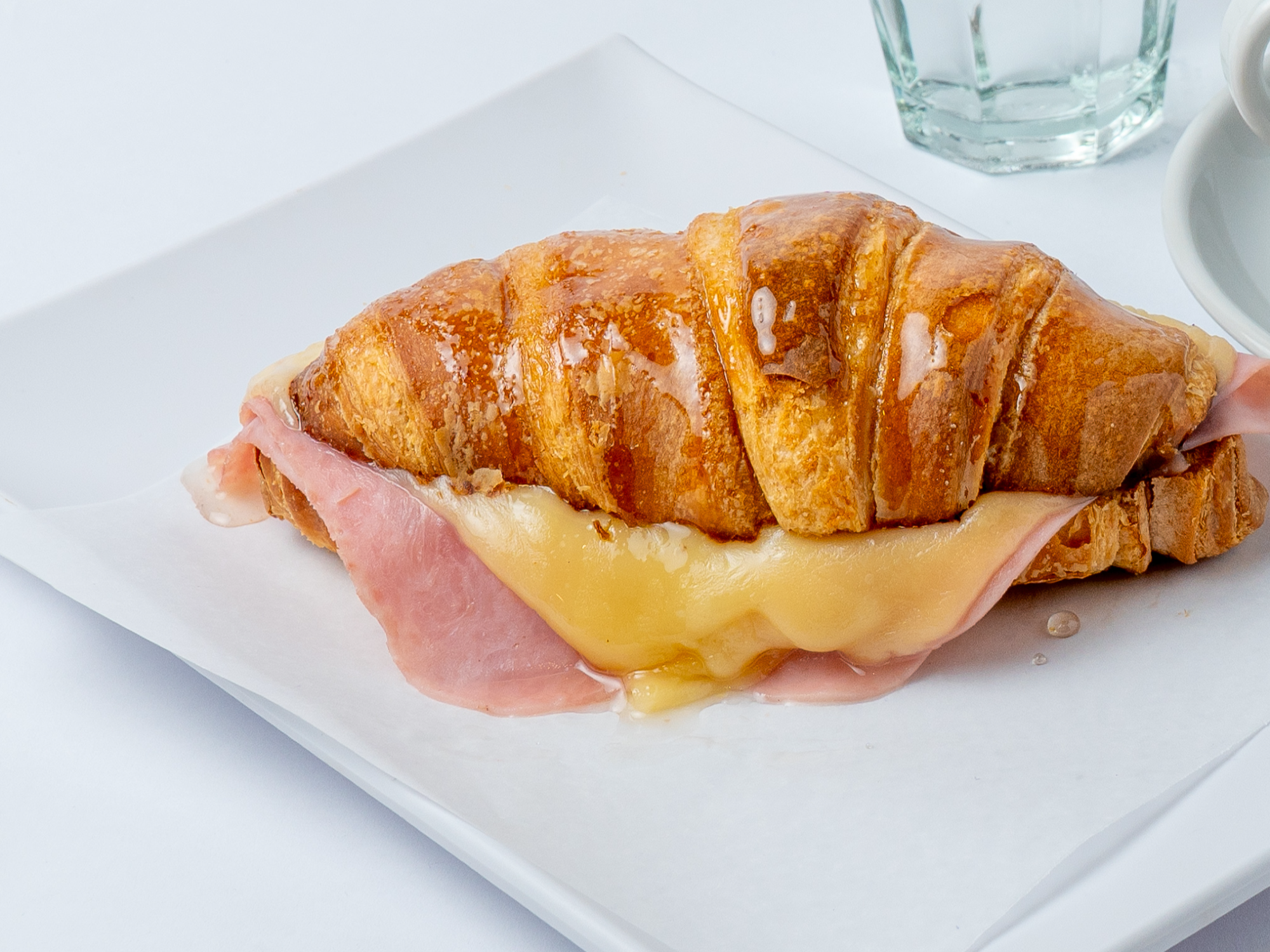 Croissant relleno con mucho jamòn y queso