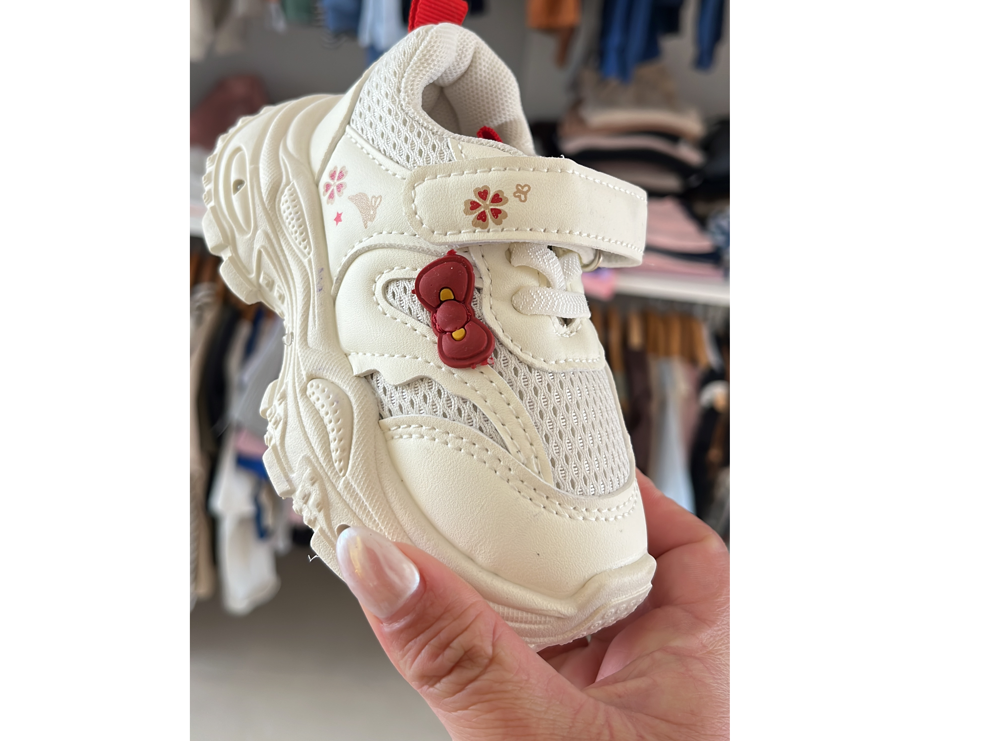 Zapas con luces cremita de Tiburoncito Babys - Tienda