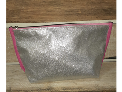 PORTACOSMETICOS PLATEADO CON DETALLES ROSA
