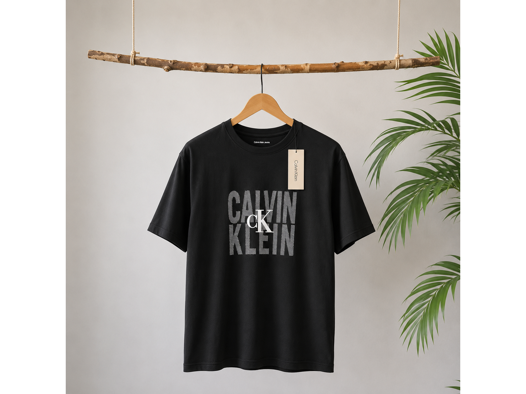 Polera Calvin Klein Negra con Estampado Frontal / Talla L
