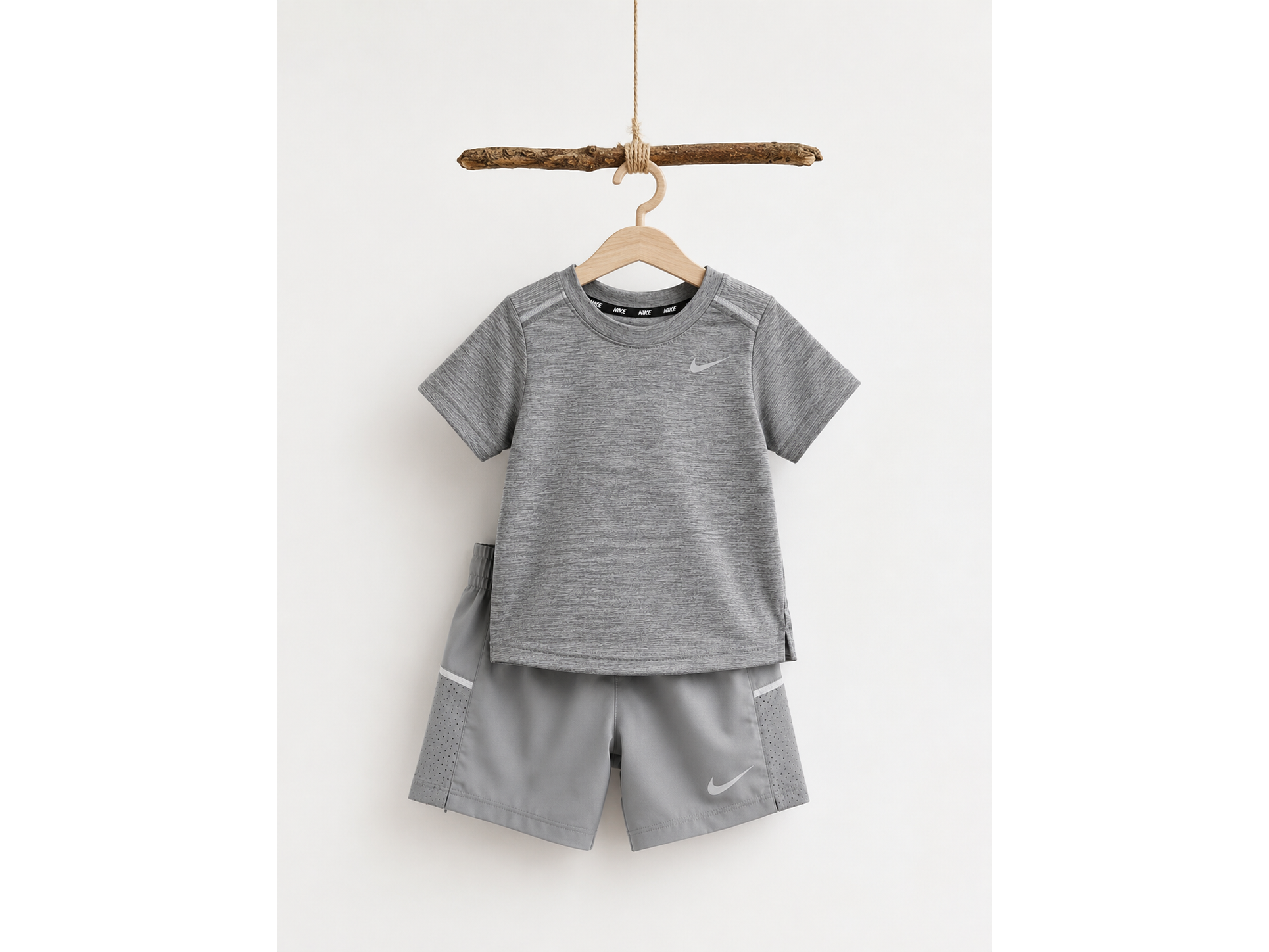 Conjunto Deportivo Nike para Niño con Polera y Short Color Gris / 1 A 2 AÑOS