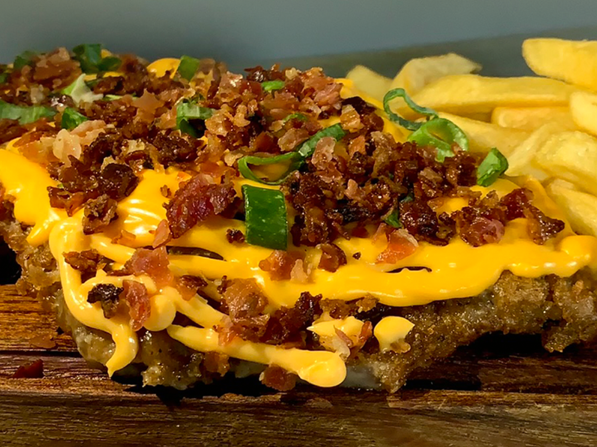 MILANESA CON CHEDDAR, PANCETA & VERDEO