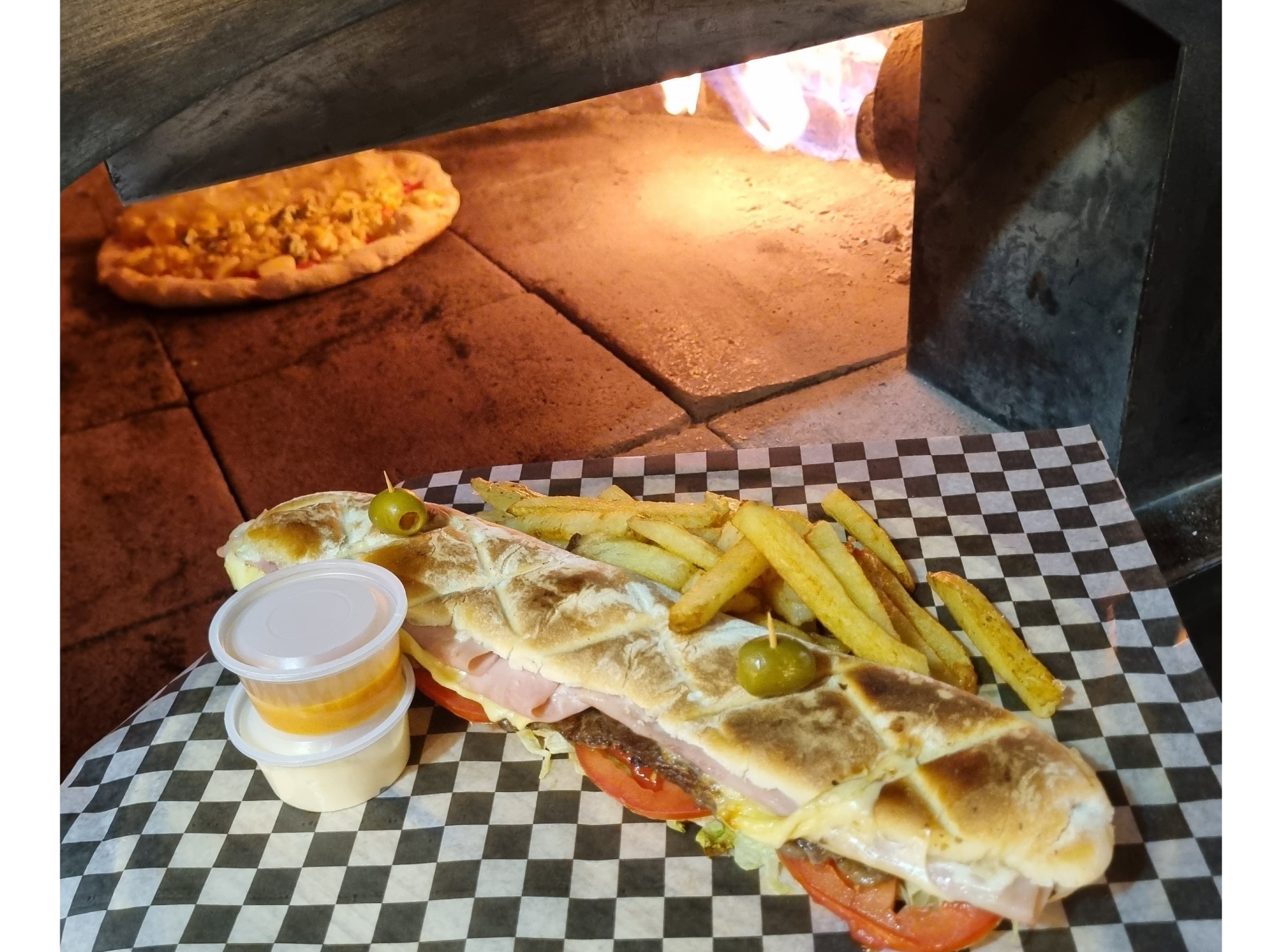 Pachata Charly + Papas Fritas+dip de mayo+ dip picante de Charly Pizza