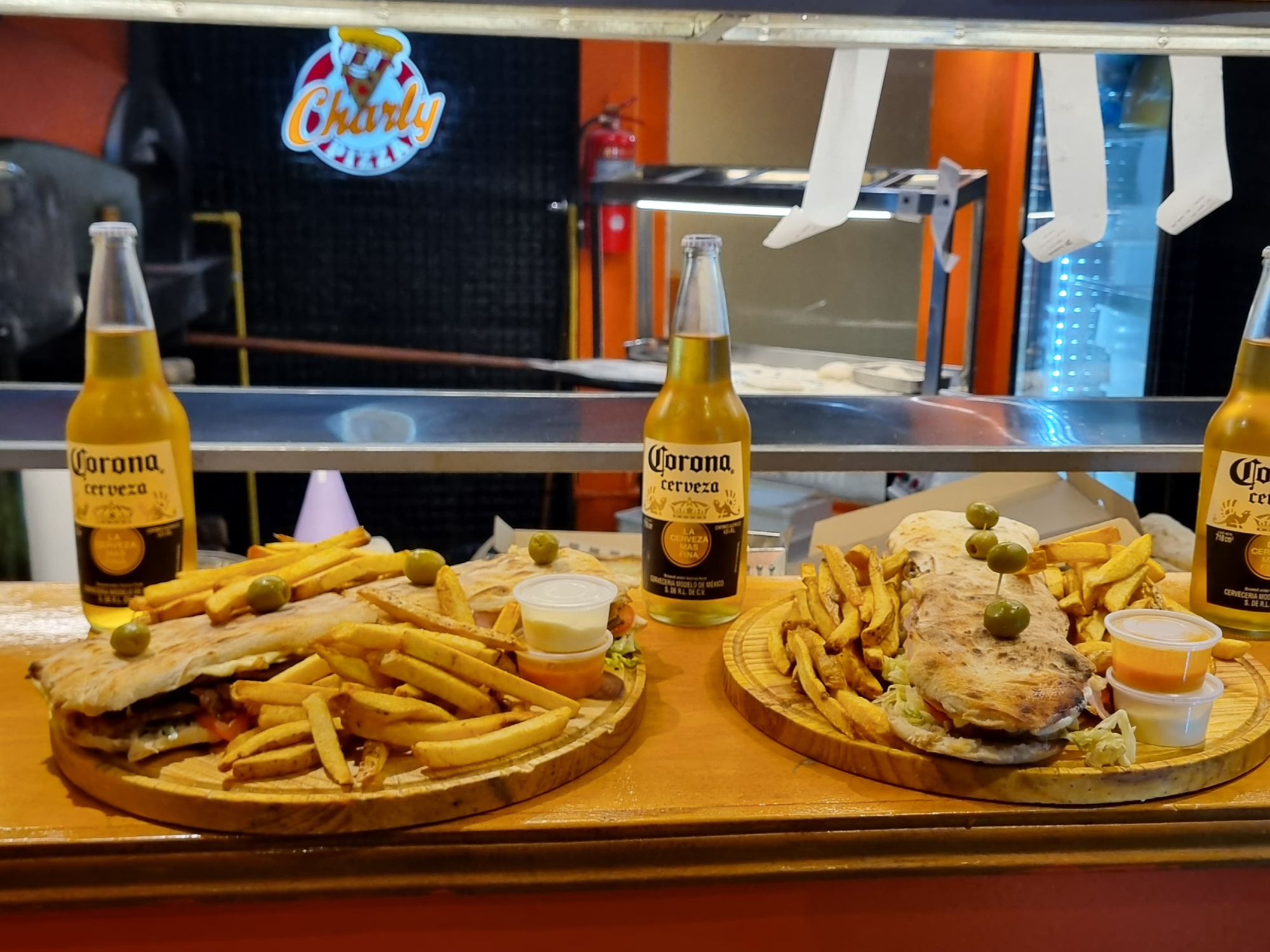 LOMO 4 QUESOS🧀+ dip de mayo+ dip picante de Charly Pizza