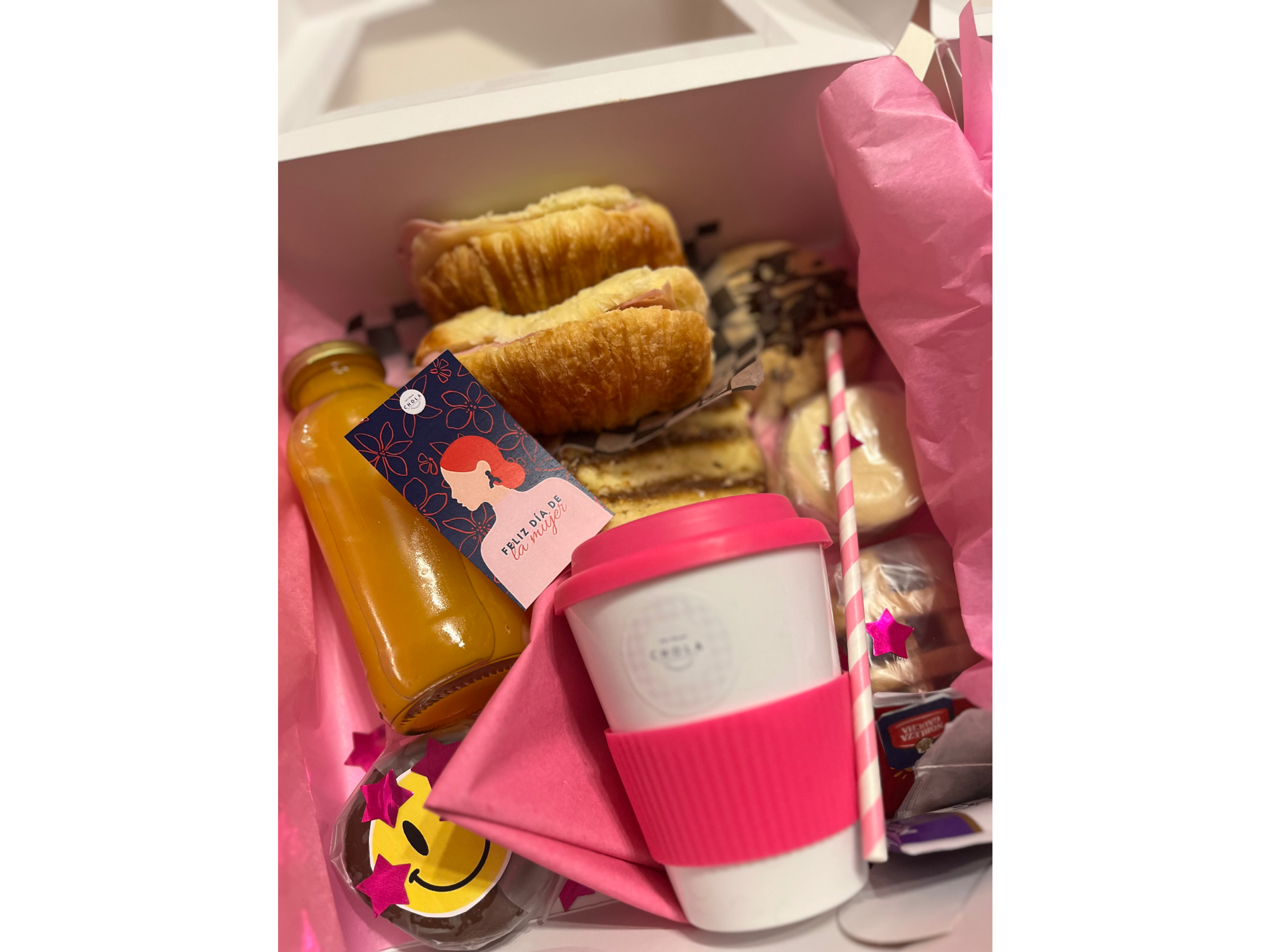 Desayuno tradicional con vaso térmico