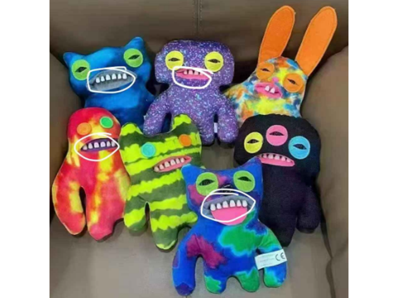 MUÑECOS SURTIDOS EN TENDENCIA de 22 cm