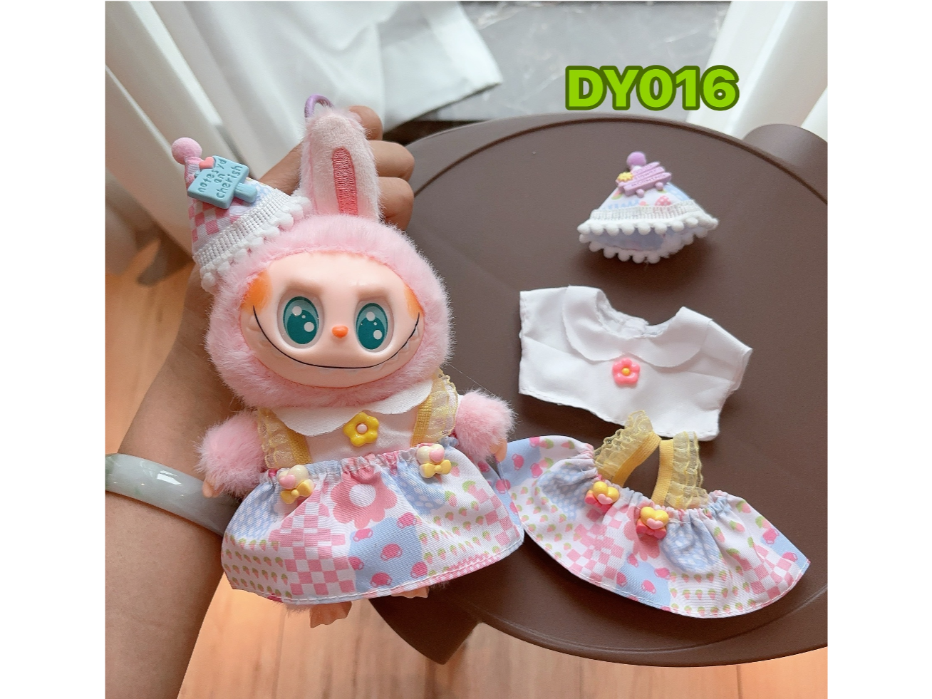 LABUBUS CON VESTIMENTA EN CAJA DE ACETATO