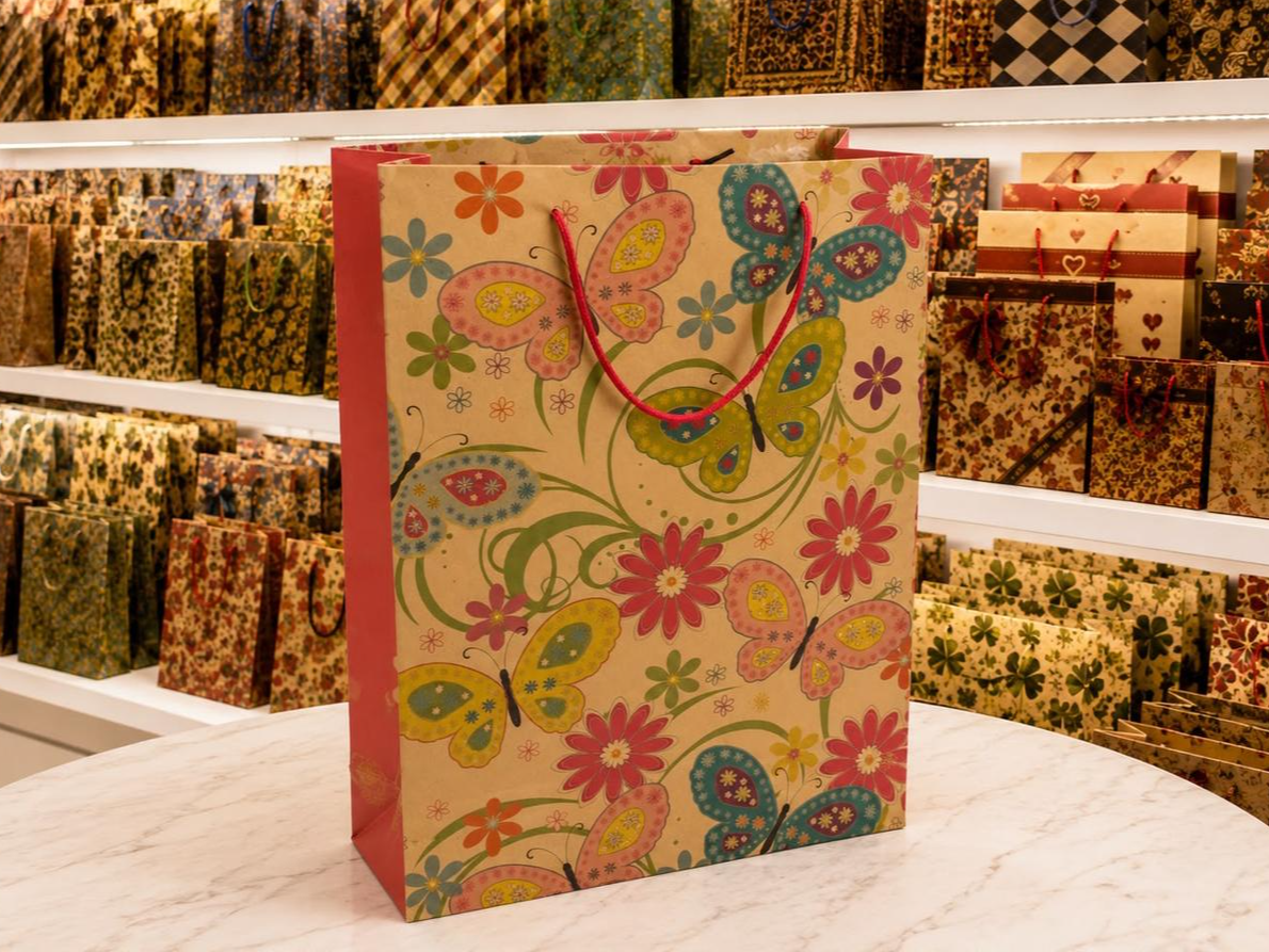 Packs de 12 bolsas  tamaño 28x37 cm de papel craft con diseños