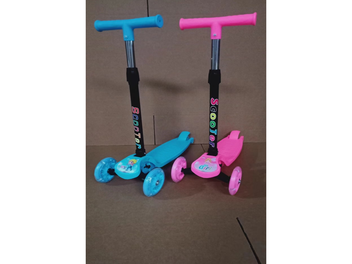 Monopatín con luces en las ruedas