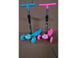 Monopatín con luces en las ruedas