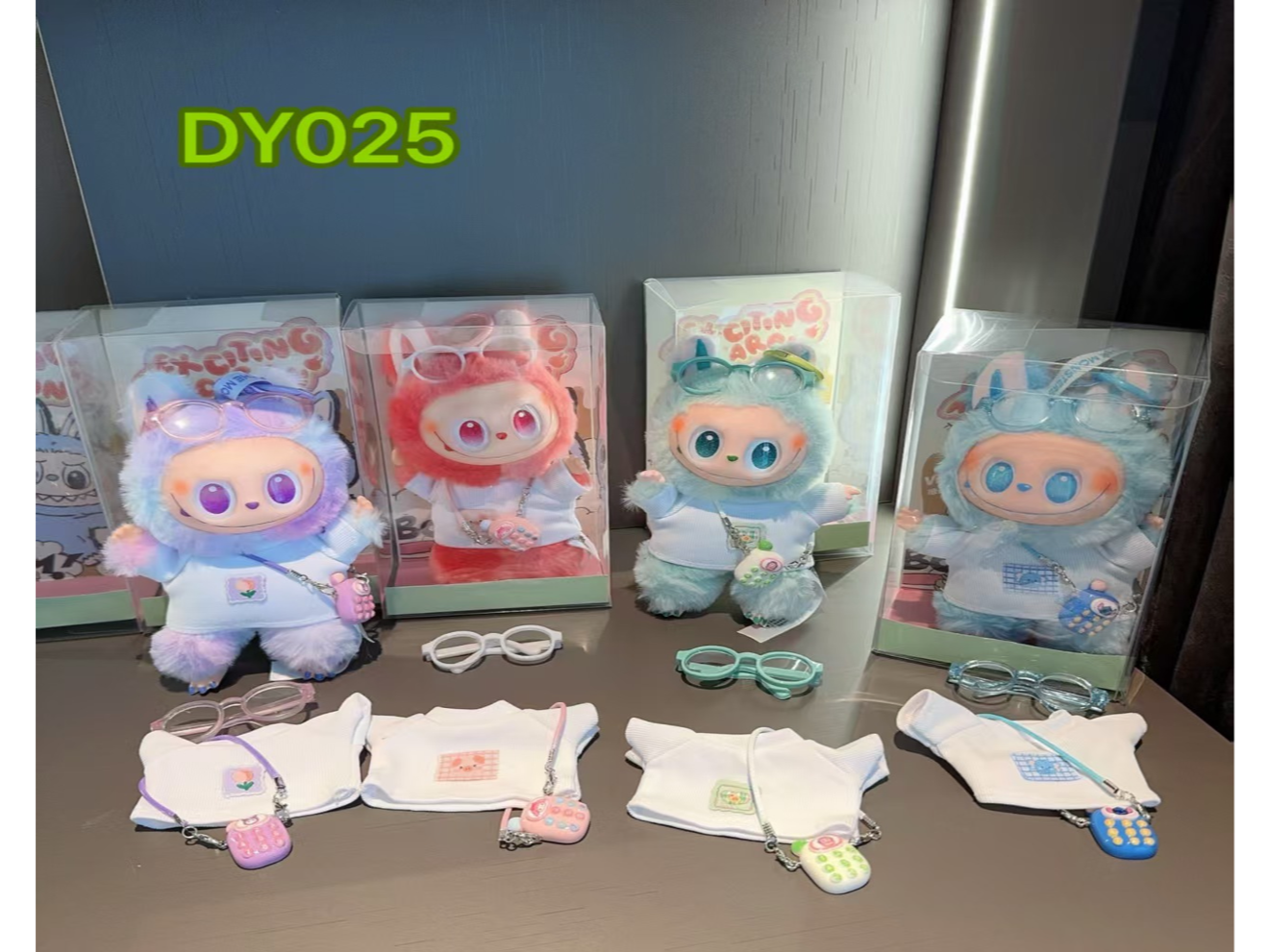 LABUBUS CON VESTIMENTA EN CAJA DE ACETATO