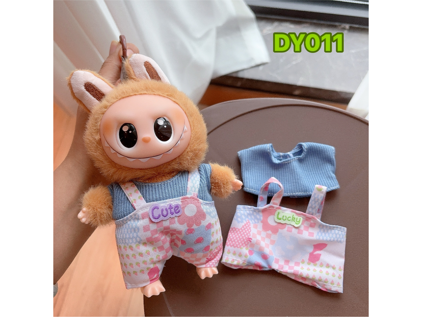 LABUBUS CON VESTIMENTA EN CAJA DE ACETATO