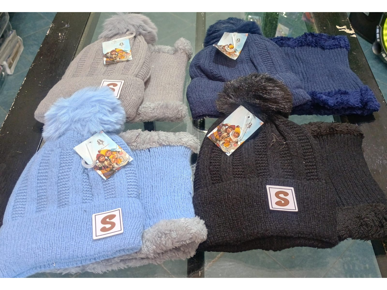 GORRO CON POMPON CON CUELLO CORDERITO NINO