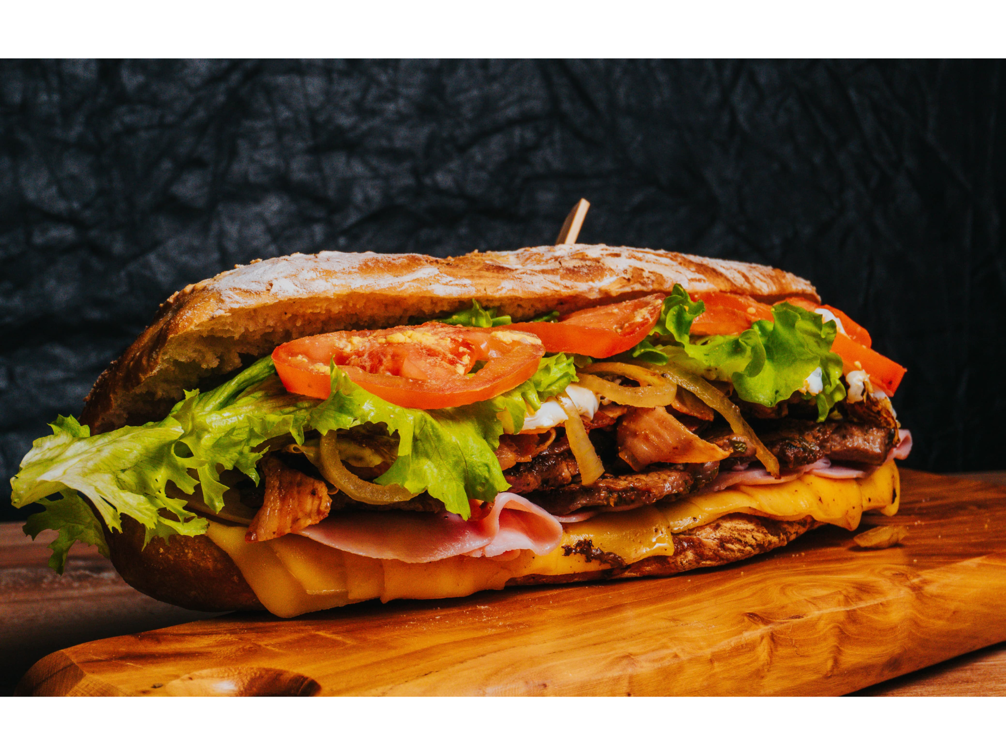 SÁNDWICH DE LOMO ESPECIAL CON PAPAS FRITAS