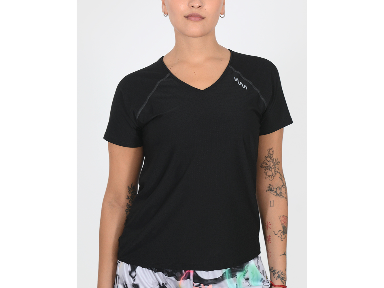 REMERA DAMA CLÁSICA POLIESTER CALADO