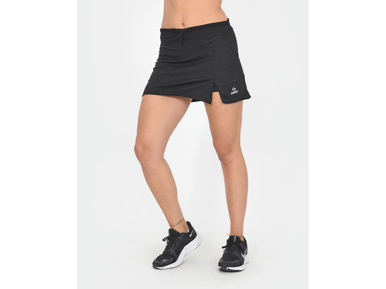 POLLERA SHORT NEGRA CON CALZA Y BOLSILLO