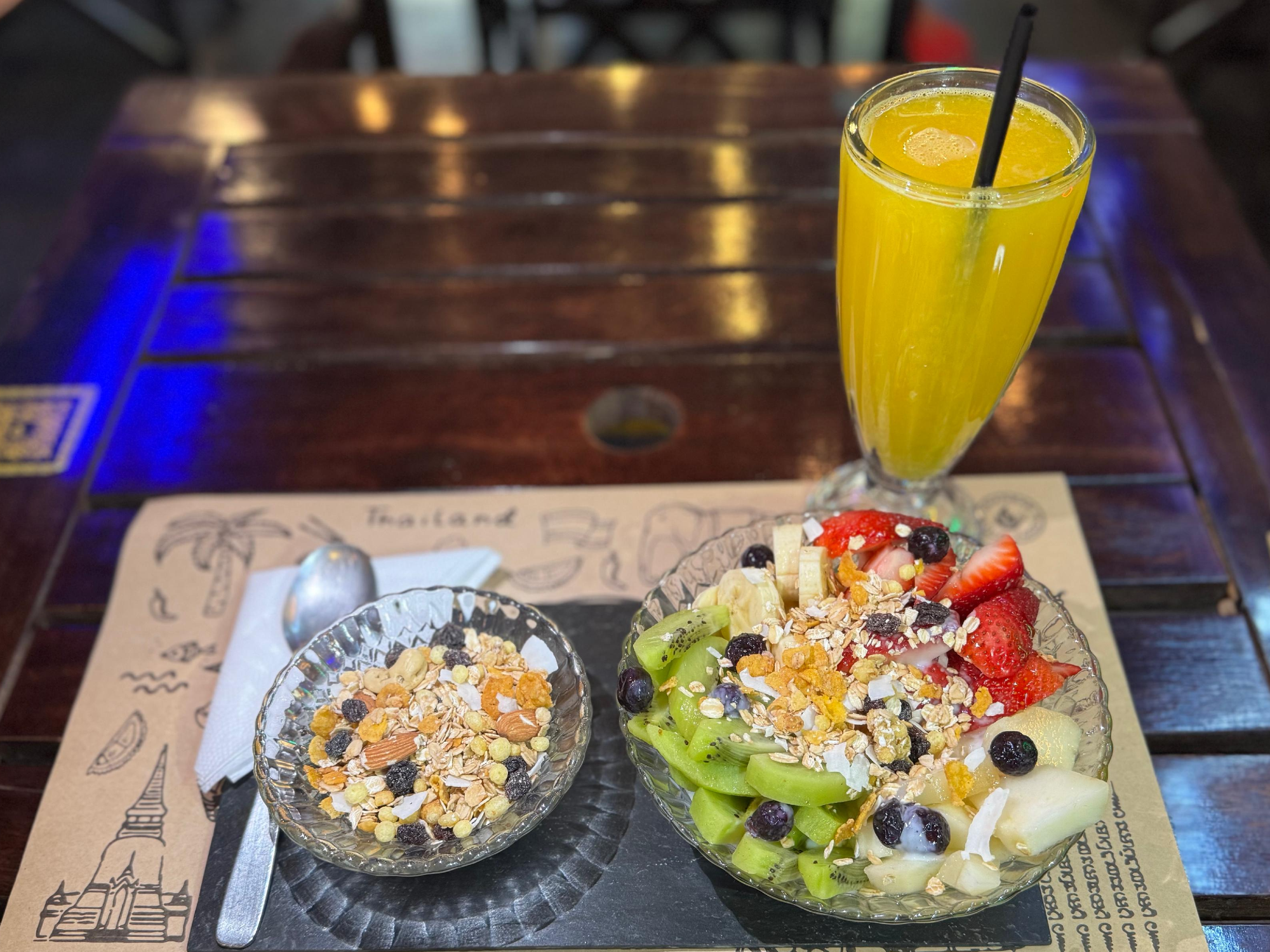 TROPICAL BRUNCH + TOSTADA CON PALTA Y HUEVO.