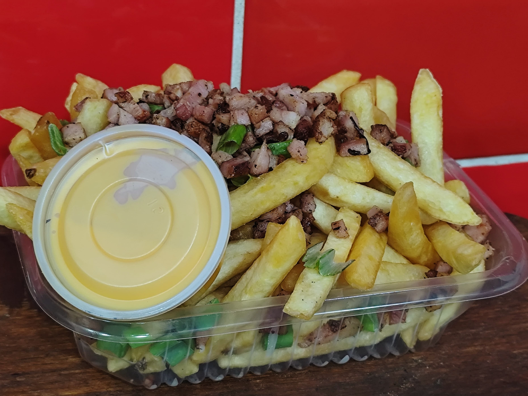 Papas fritas con cheddar , panceta y c de verdeo  guarnicion