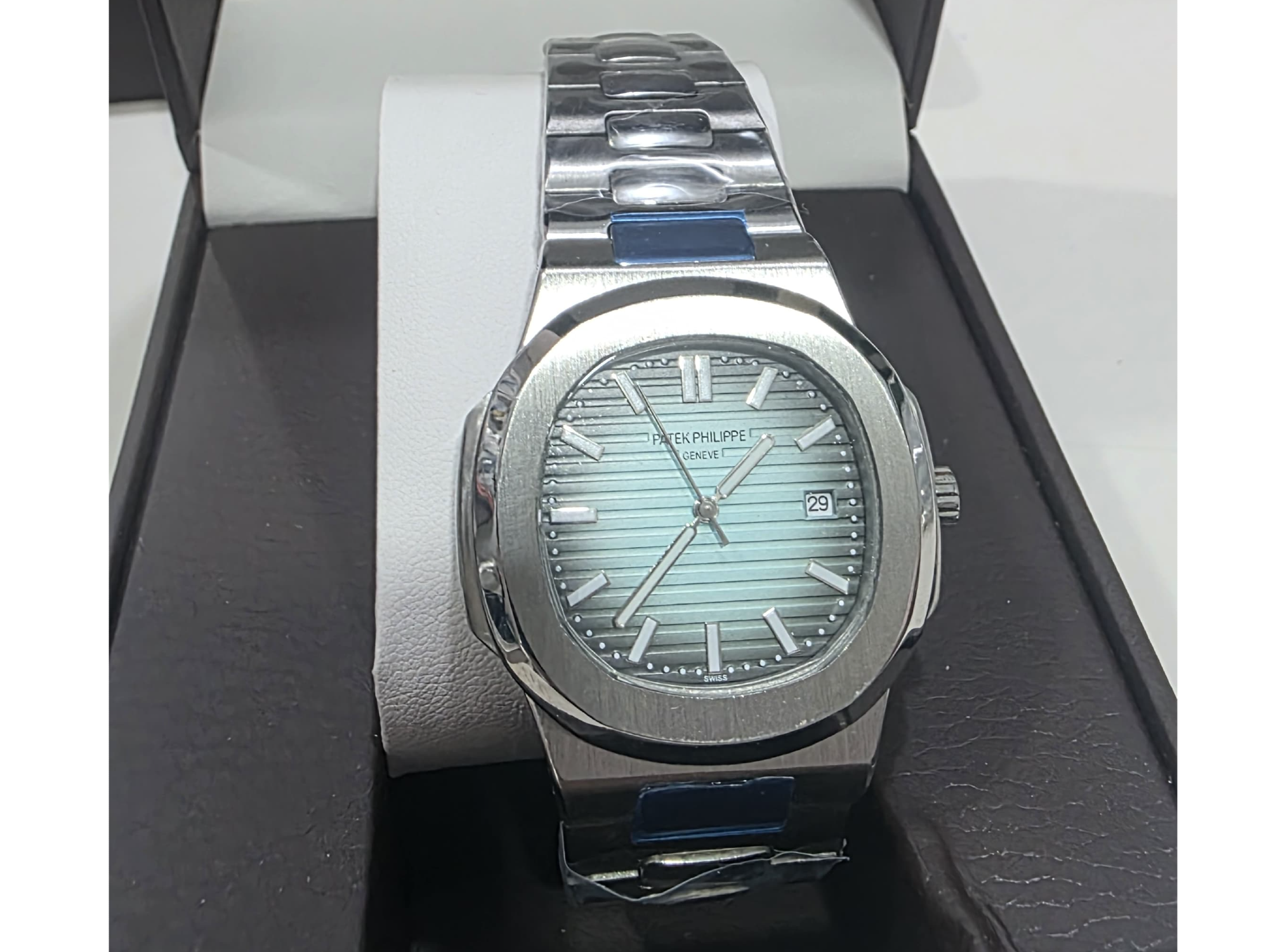 Nautilus plateado con celeste en degrade