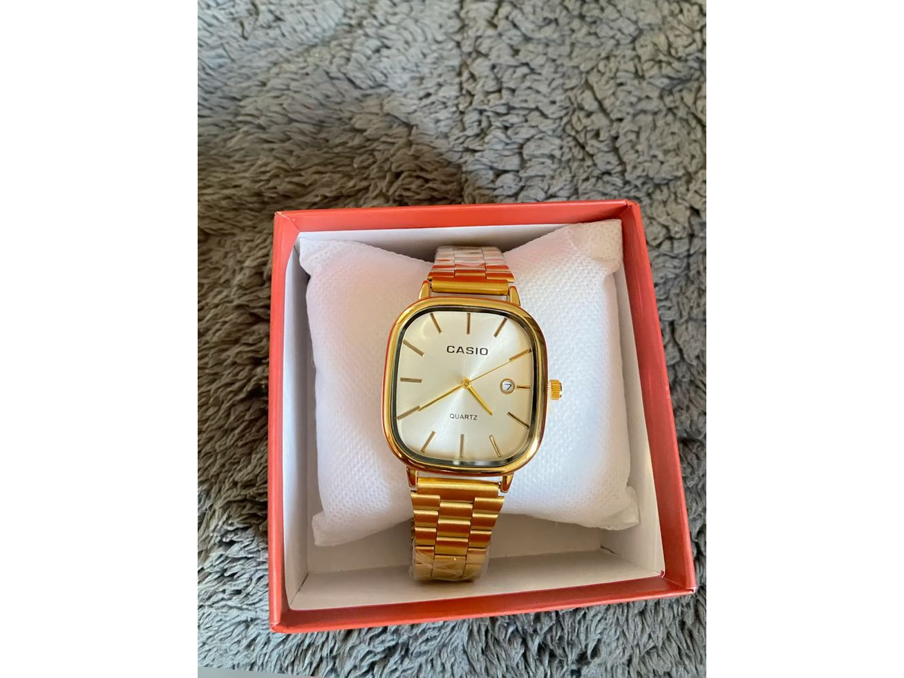 Cuadrado dorado con blanco